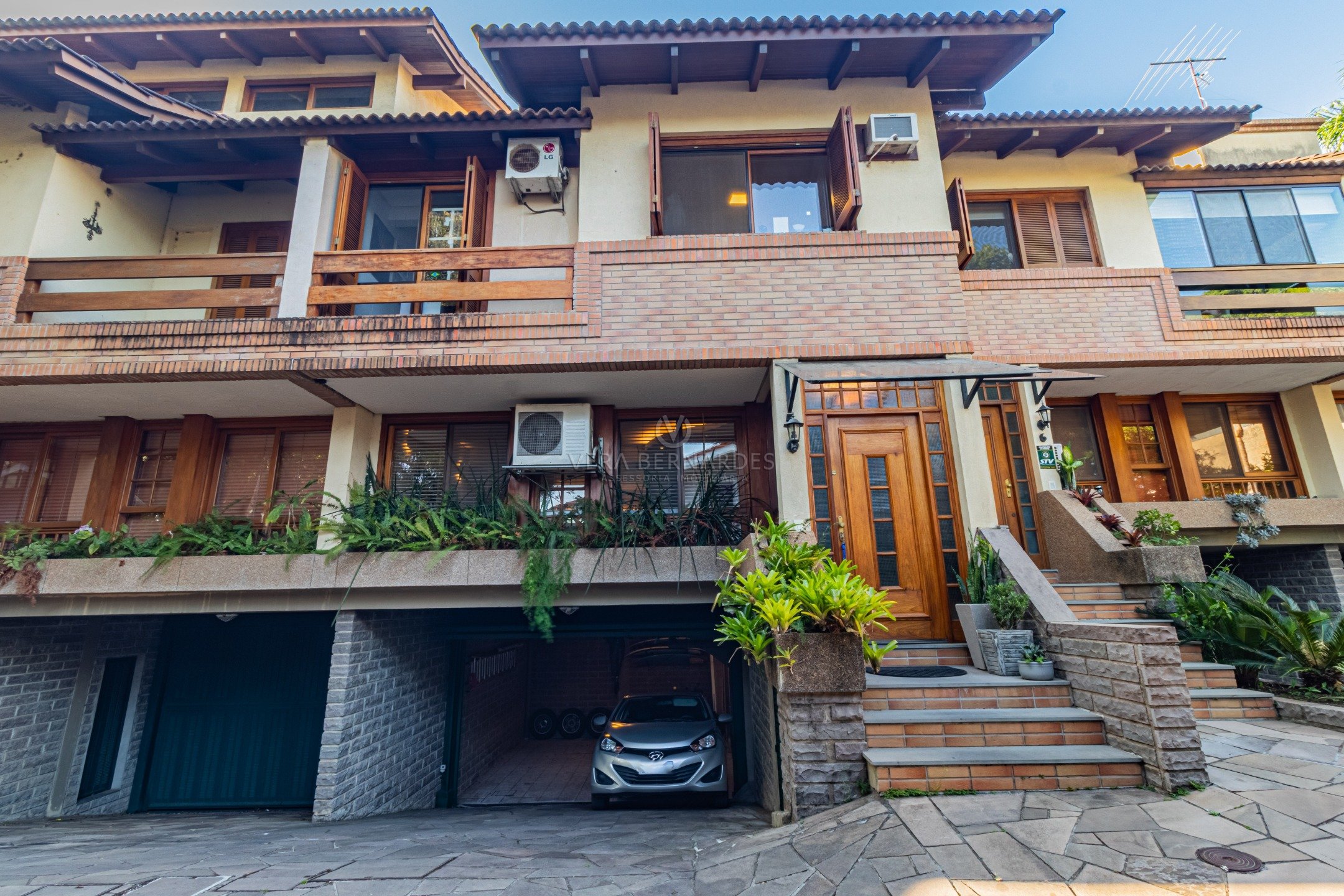 Casa em Condomínio à venda com 3 dormitórios, 246m² e 4 vagas no bairro Tristeza, Zona Sul de Porto Alegre