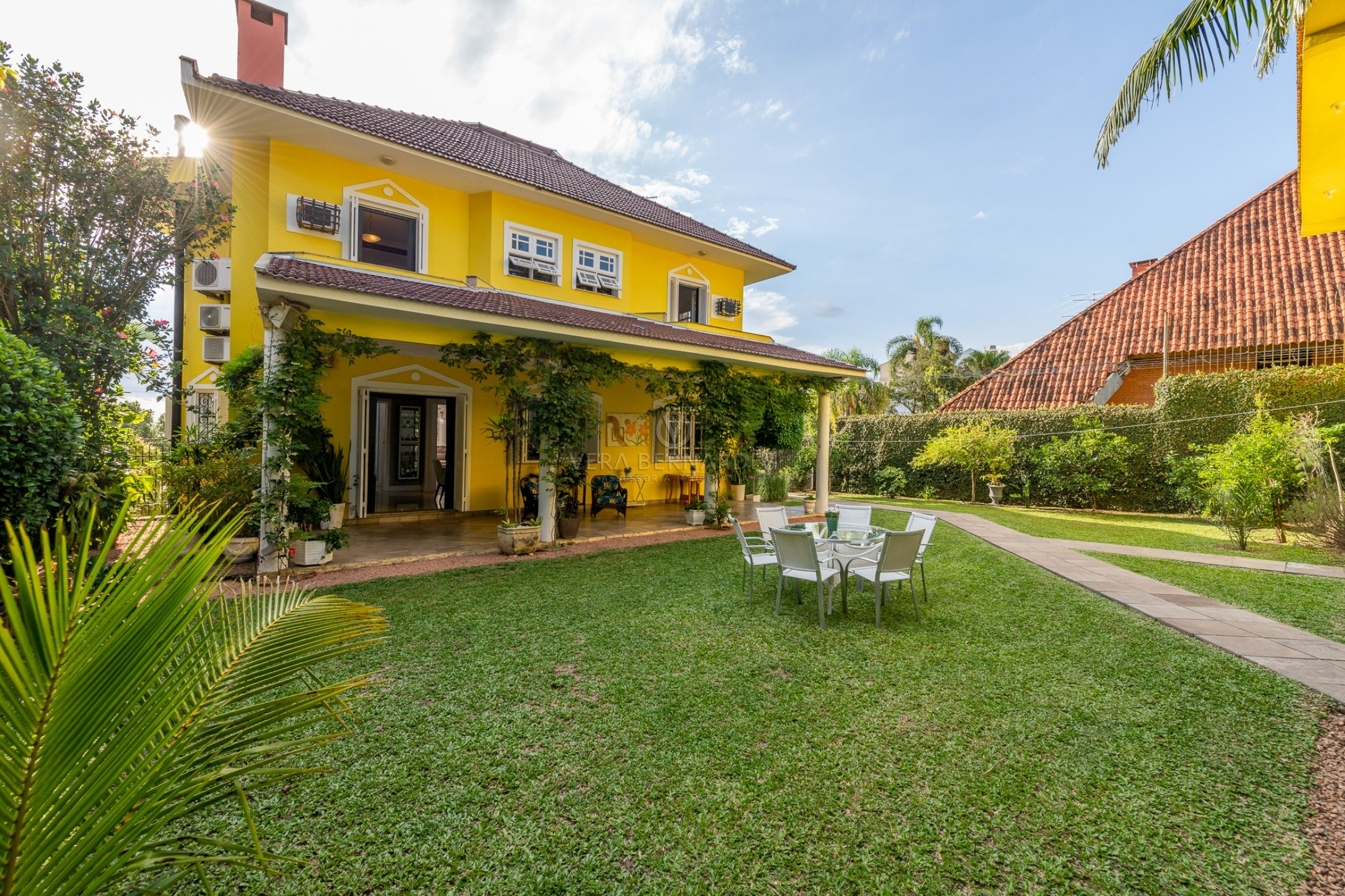 Casa à venda com 4 dormitórios, 607m² e 4 vagas no bairro Jardim Isabel, Zona Sul de Porto Alegre