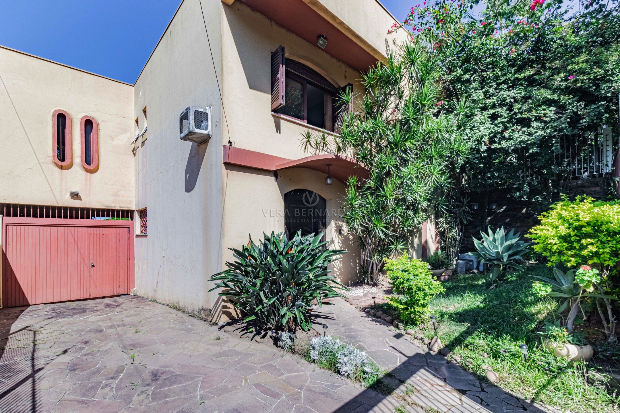 Casa à venda com 3 dormitórios, 345m² e 2 vagas no bairro Cristal, Zona Sul de Porto Alegre