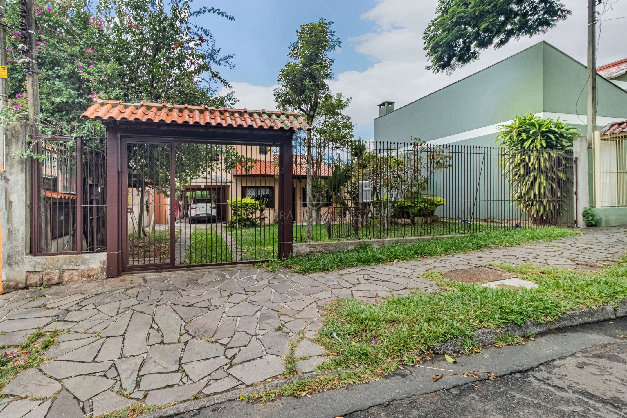 Casa à venda com 6 dormitórios, 347m² e 3 vagas no bairro Tristeza, Zona Sul de Porto Alegre