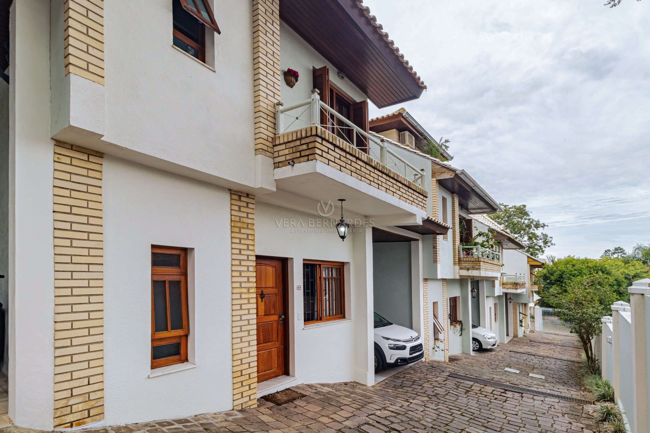Casa em Condomínio à venda com 3 dormitórios, 225m² e 2 vagas no bairro Jardim Isabel, Zona Sul de Porto Alegre