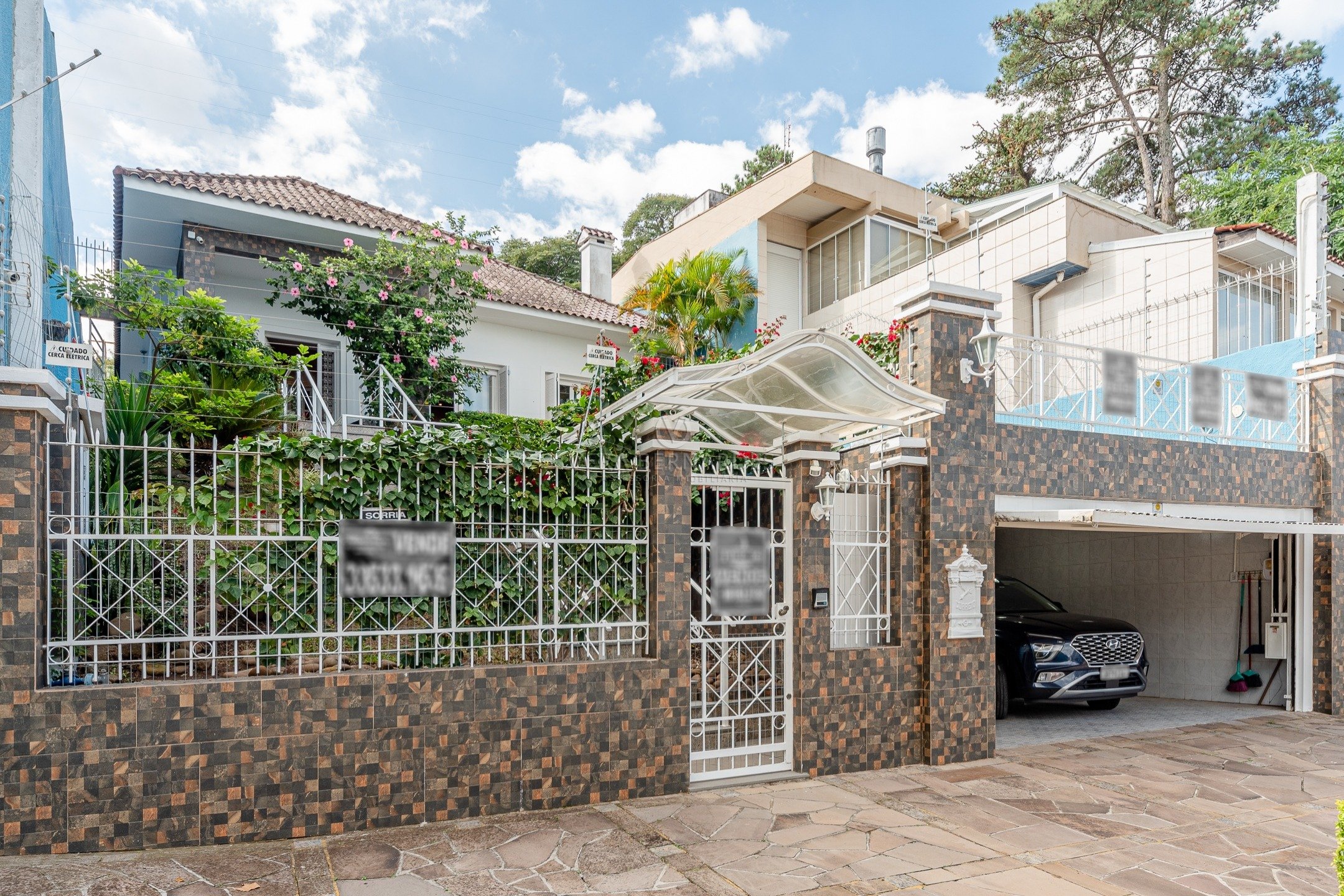 Casa à venda com 3 dormitórios, 300m² e 2 vagas no bairro Vila Assunção, Zona Sul de Porto Alegre