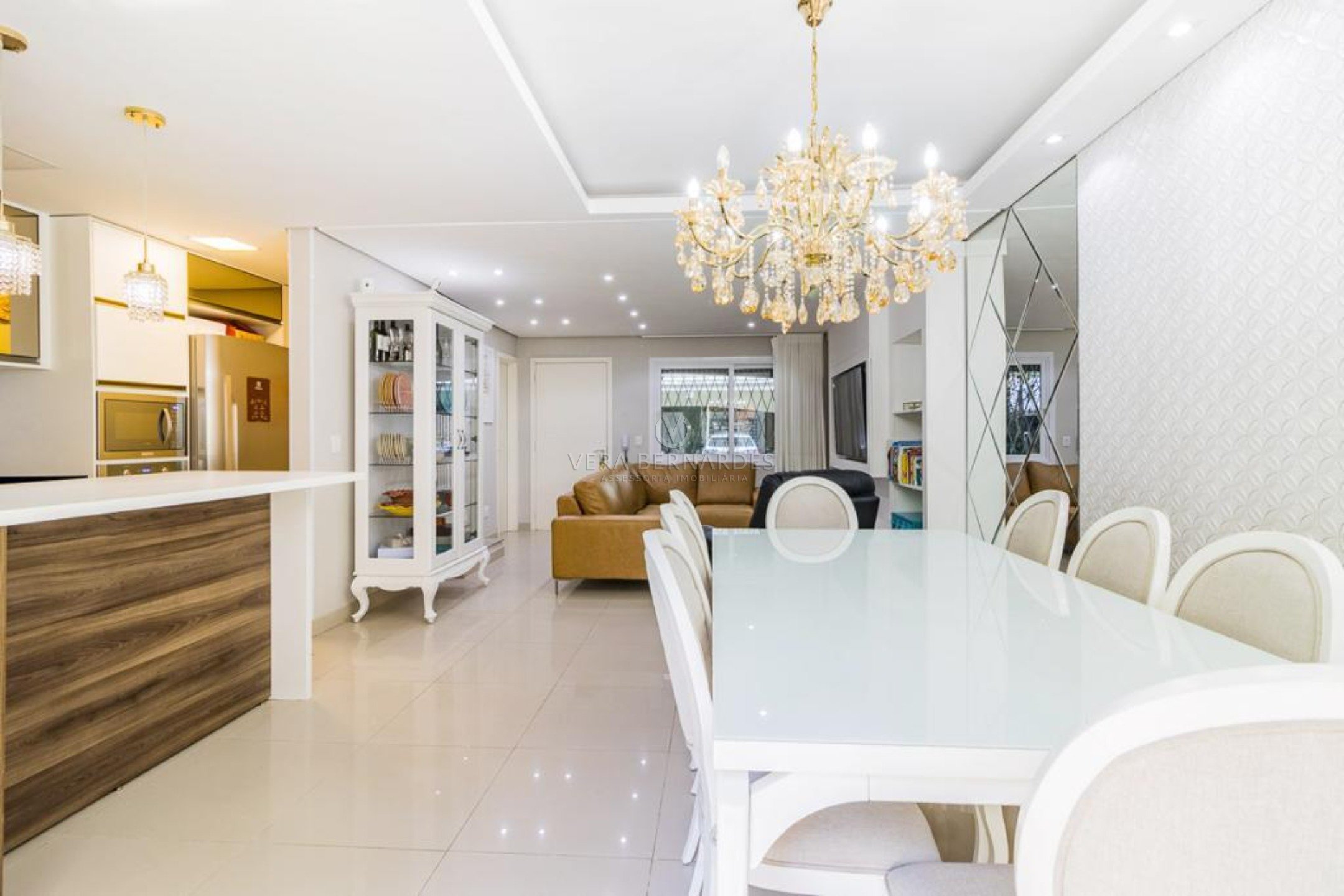 Casa em Condomínio à venda com 3 dormitórios, 215m² e 2 vagas no bairro Vila Assunção, Zona Sul de Porto Alegre