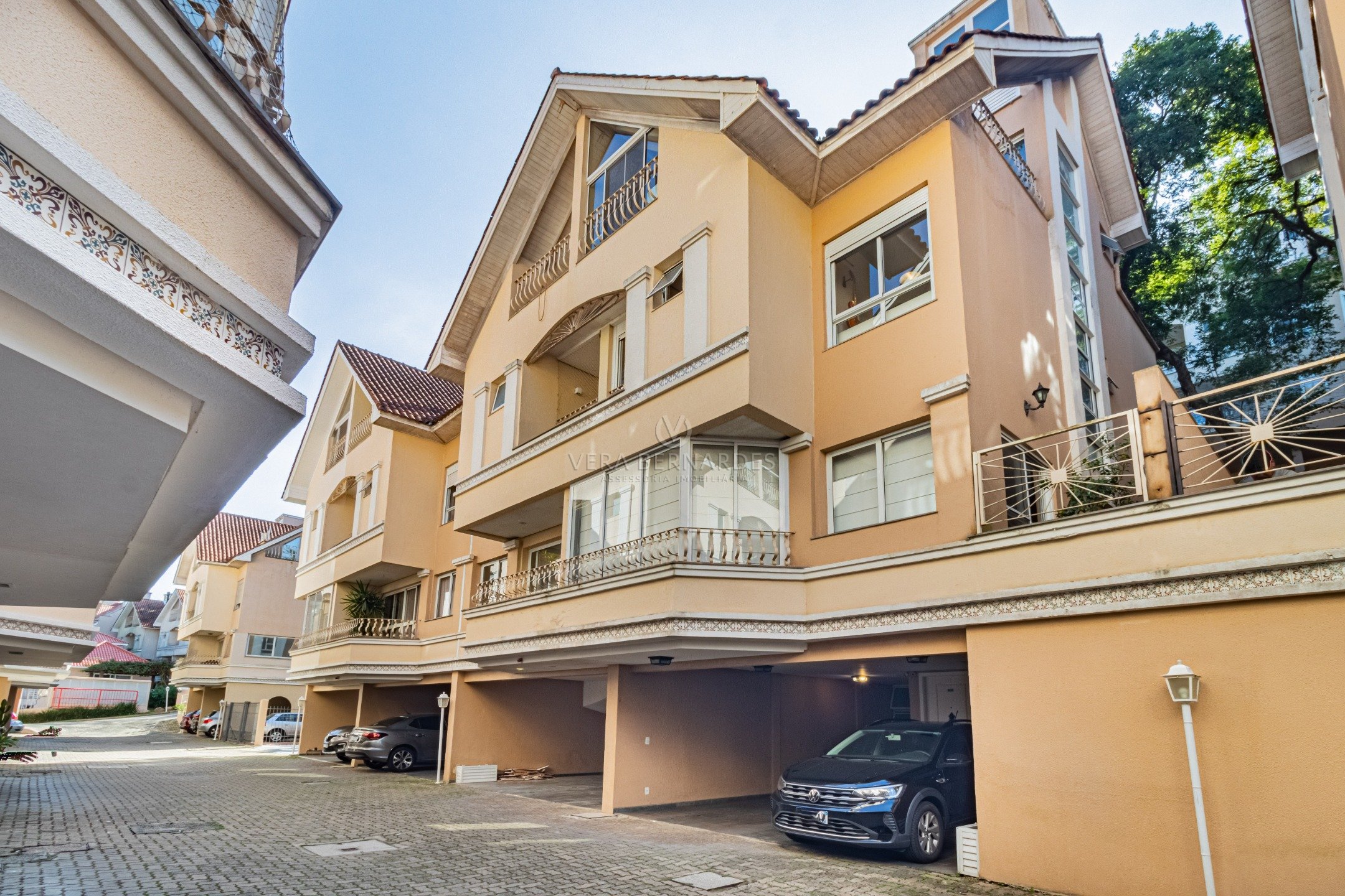 Casa em Condomínio à venda com 3 dormitórios, 230m² e 3 vagas no bairro Pedra Redonda, Zona Sul de Porto Alegre