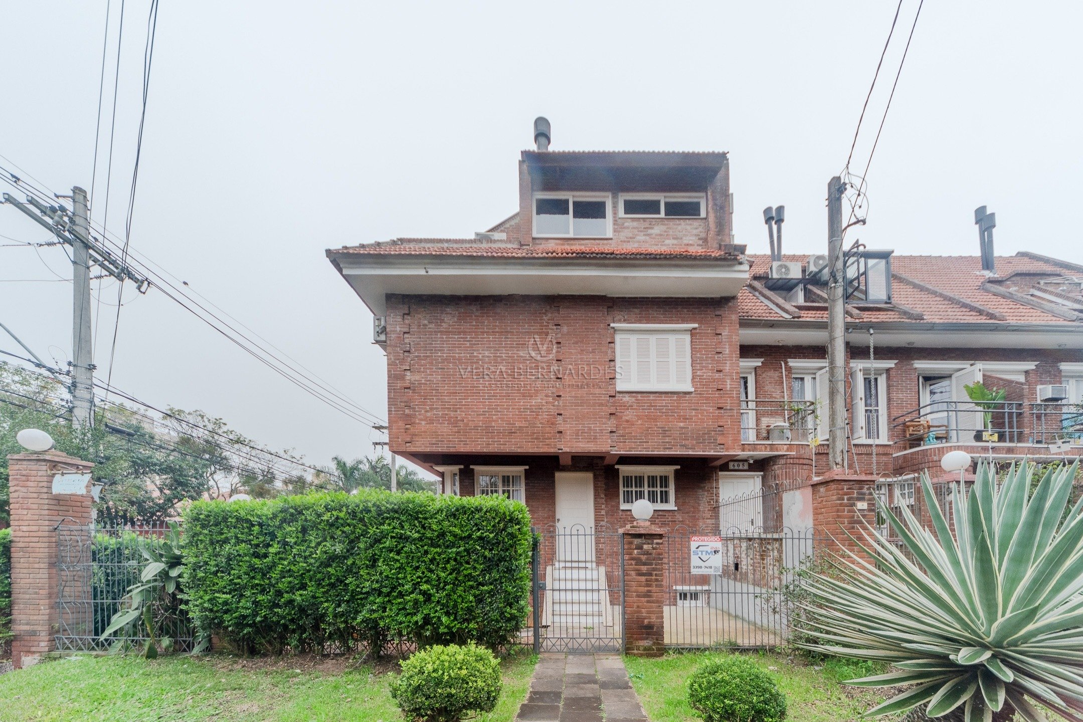 Casa à venda com 3 dormitórios, 229m² e 2 vagas no bairro Tristeza, Zona Sul de Porto Alegre