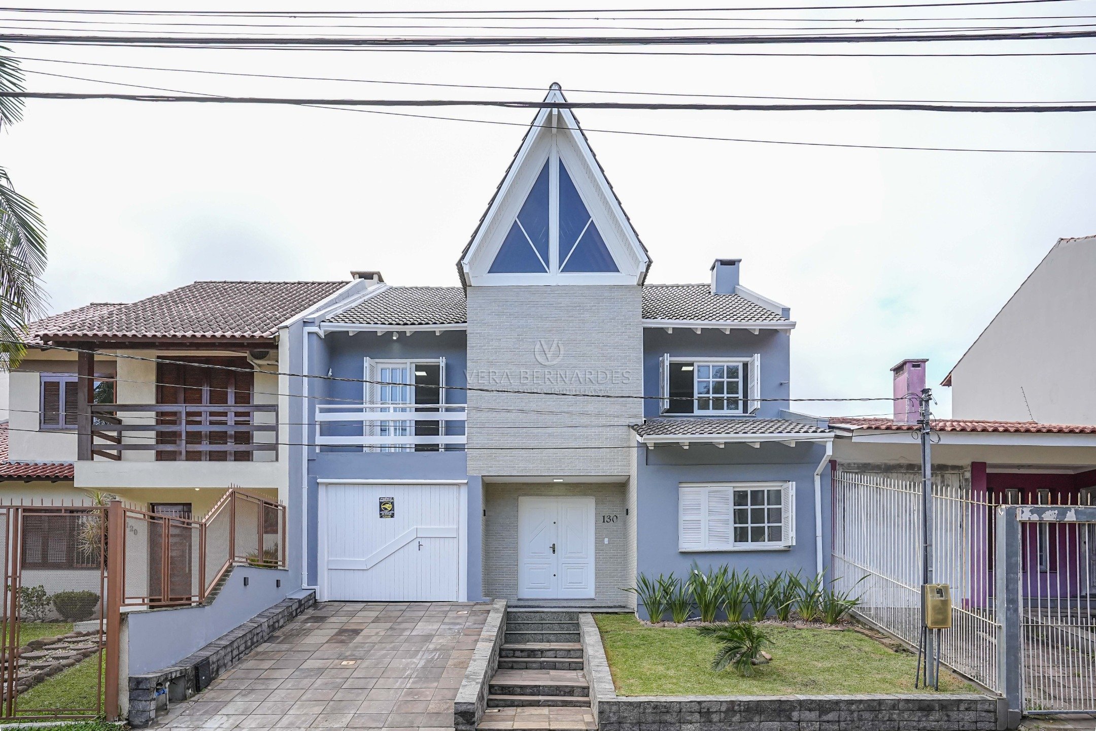 Casa à venda com 4 dormitórios, 330m² e 3 vagas no bairro Espírito Santo, Zona Sul de Porto Alegre