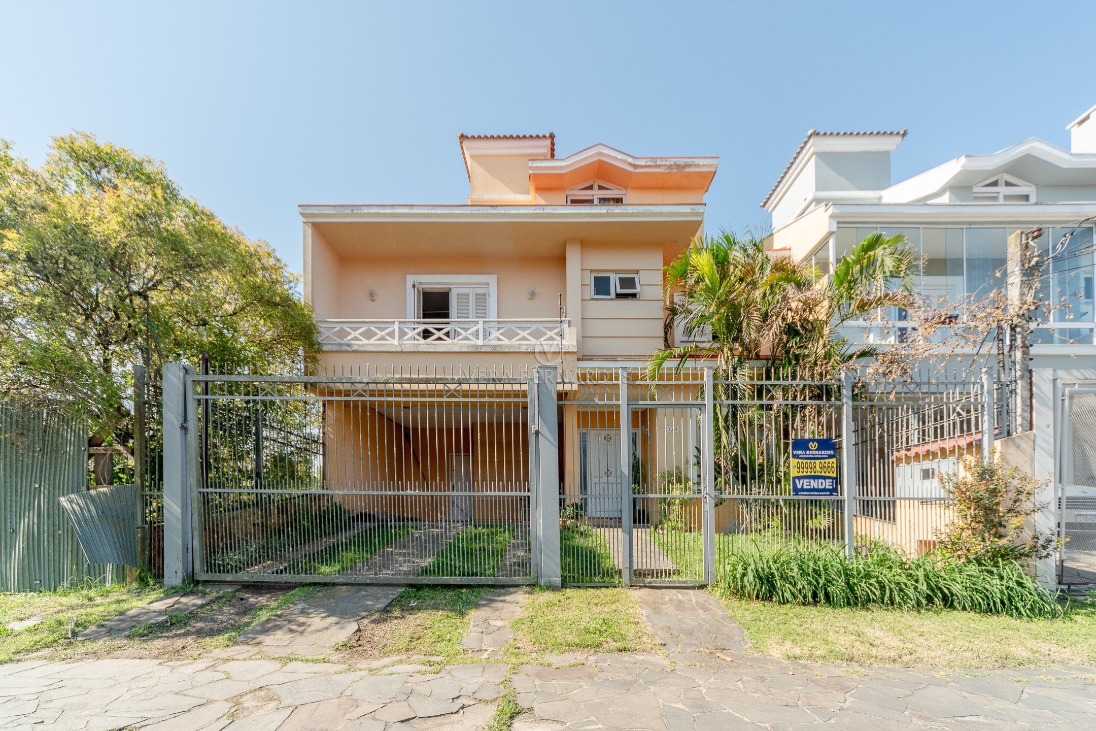 Casa à venda com 3 dormitórios, 187m² e 2 vagas no bairro Ipanema, Zona Sul de Porto Alegre