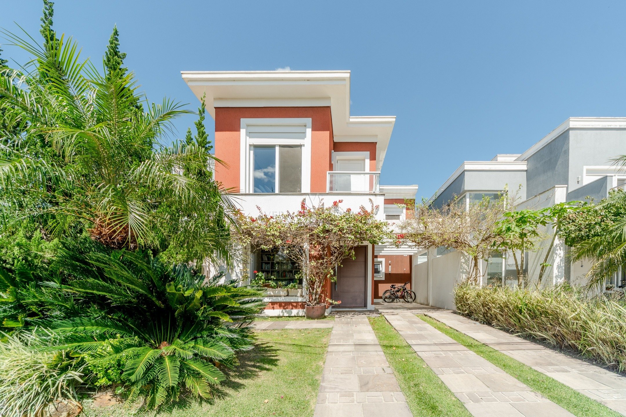 Casa em Condomínio à venda com 4 dormitórios, 220m² e 4 vagas no bairro Terra Ville, Zona Sul de Porto Alegre