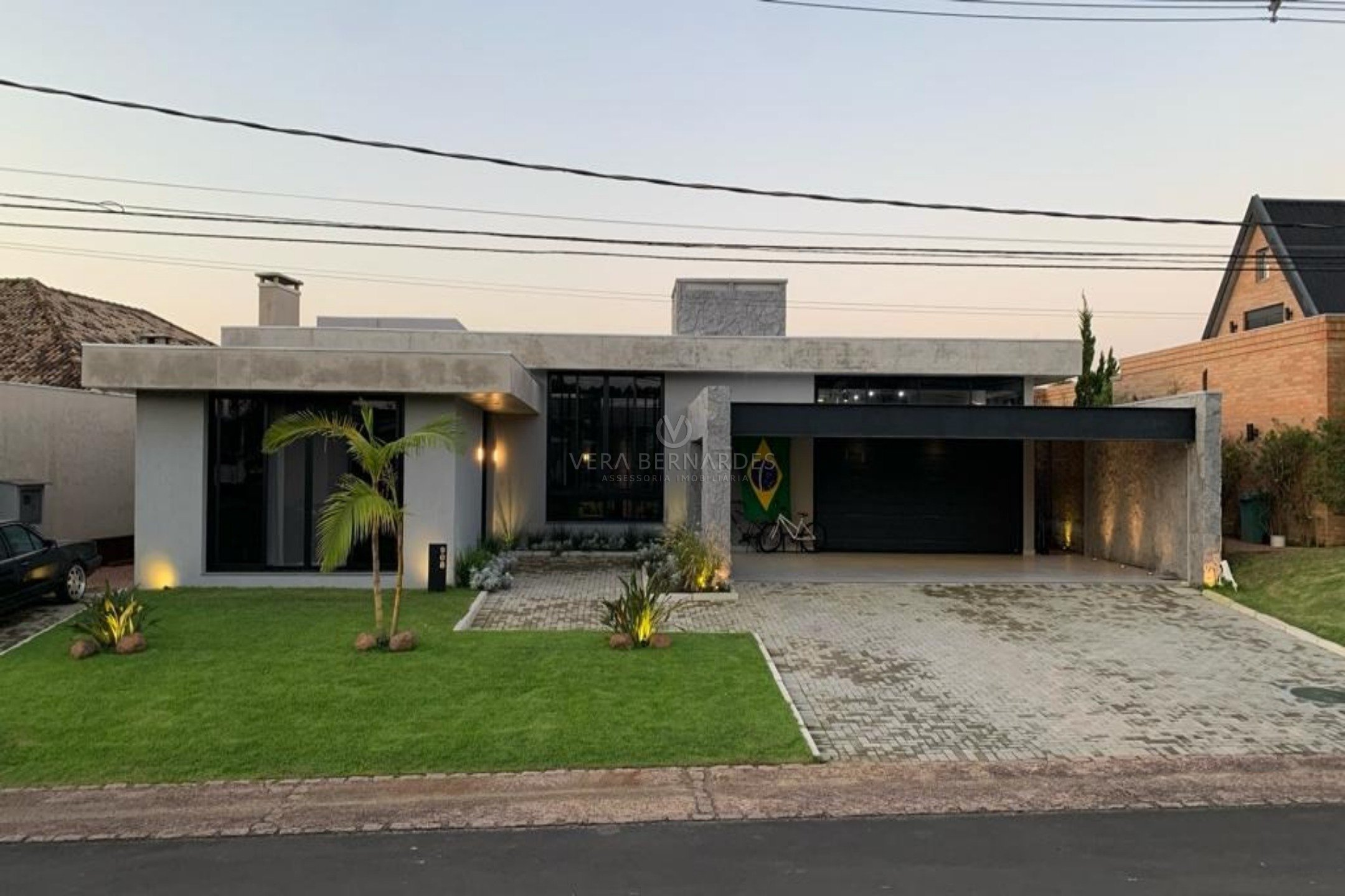 Casa em Condomínio à venda com 3 dormitórios, 344m² e 10 vagas no bairro Terra Ville, Zona Sul de Porto Alegre