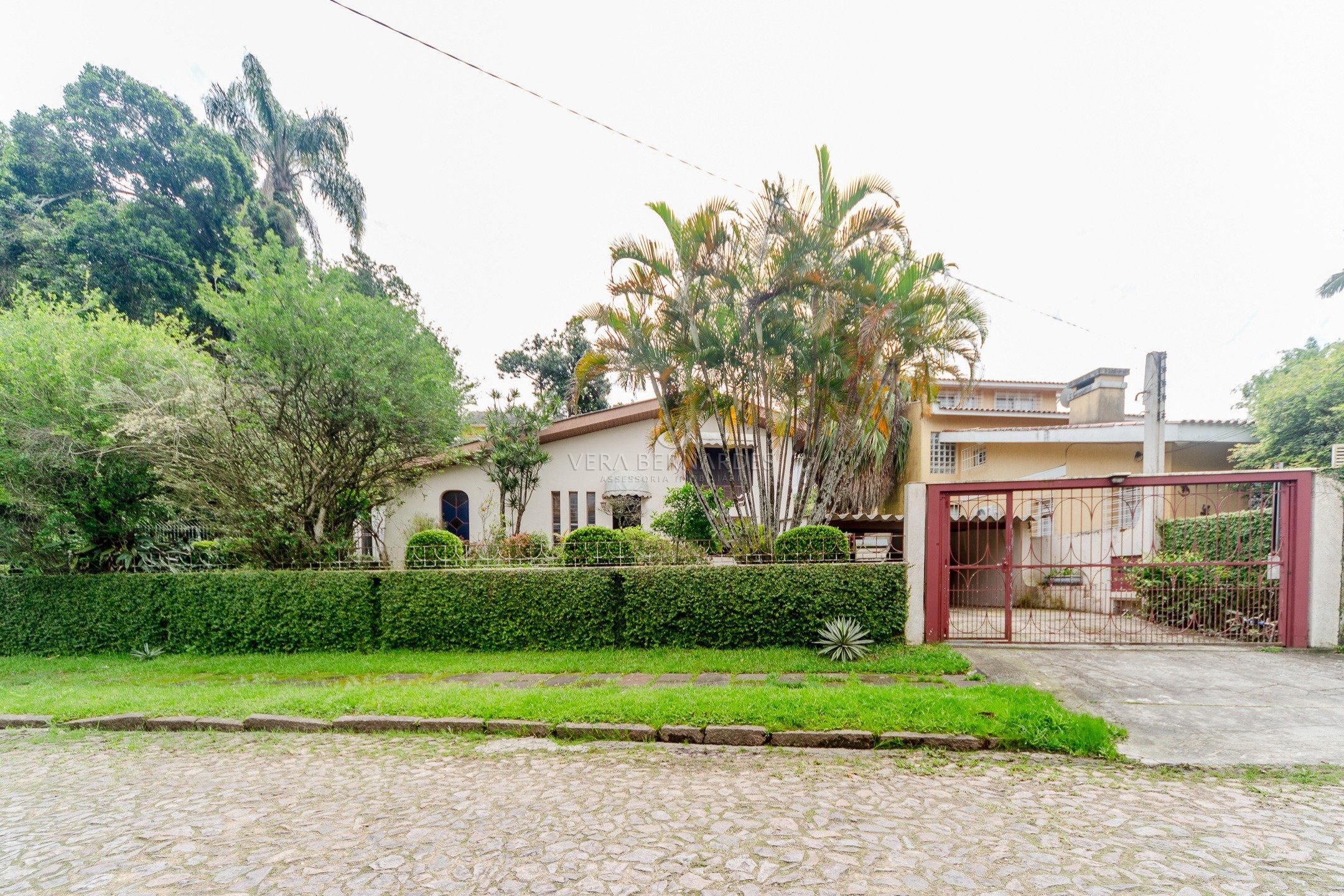 Casa à venda com 3 dormitórios, 340m² e 4 vagas no bairro Vila Assunção, Zona Sul de Porto Alegre