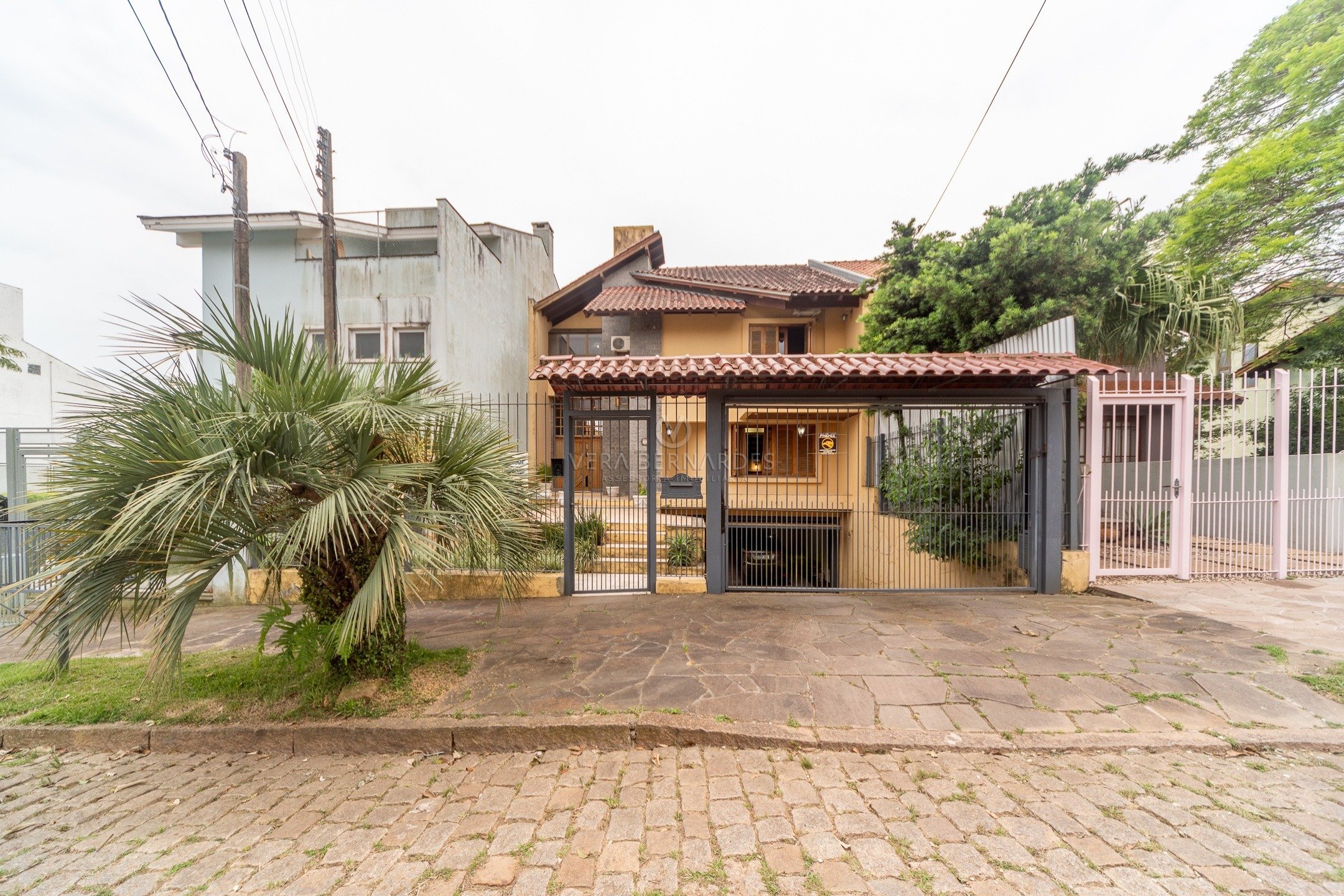 Casa à venda com 4 dormitórios, 370m² e 3 vagas no bairro Espírito Santo, Zona Sul de Porto Alegre