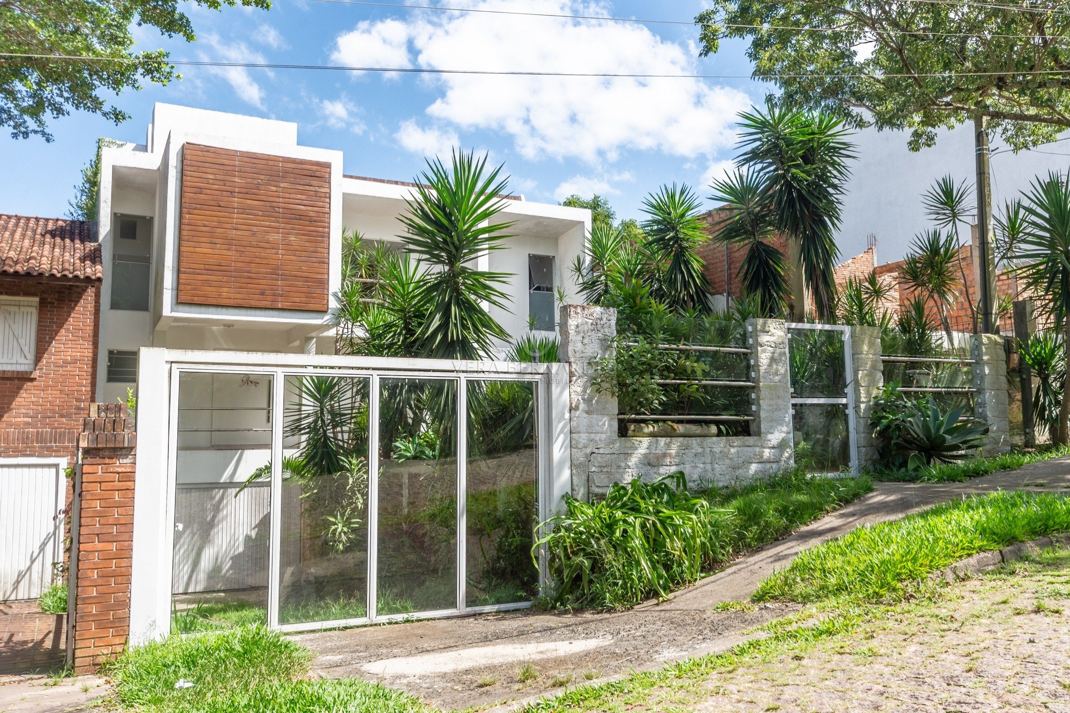 Casa à venda com 3 dormitórios, 270m² e 2 vagas no bairro Ipanema, Zona Sul de Porto Alegre