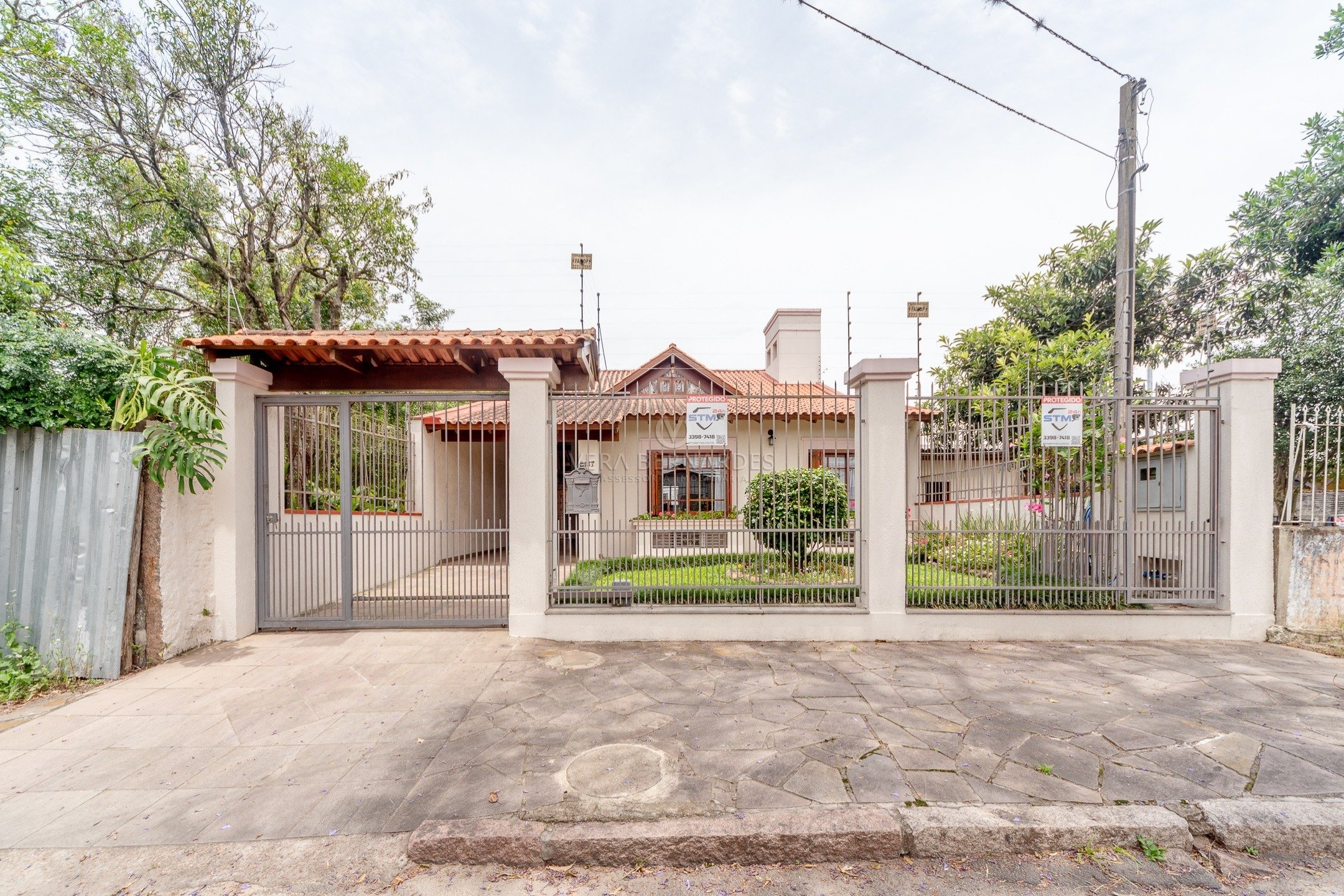 Casa à venda com 4 dormitórios, 240m² e 2 vagas no bairro Tristeza, Zona Sul de Porto Alegre