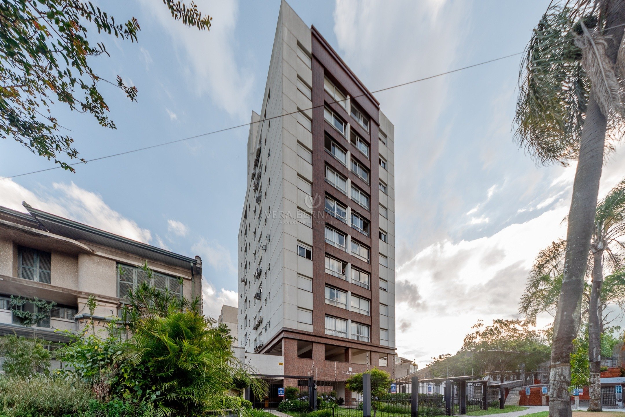 Apartamento à venda com 2 dormitórios, 71m² e 2 vagas no bairro Menino Deus, Zona Sul de Porto Alegre