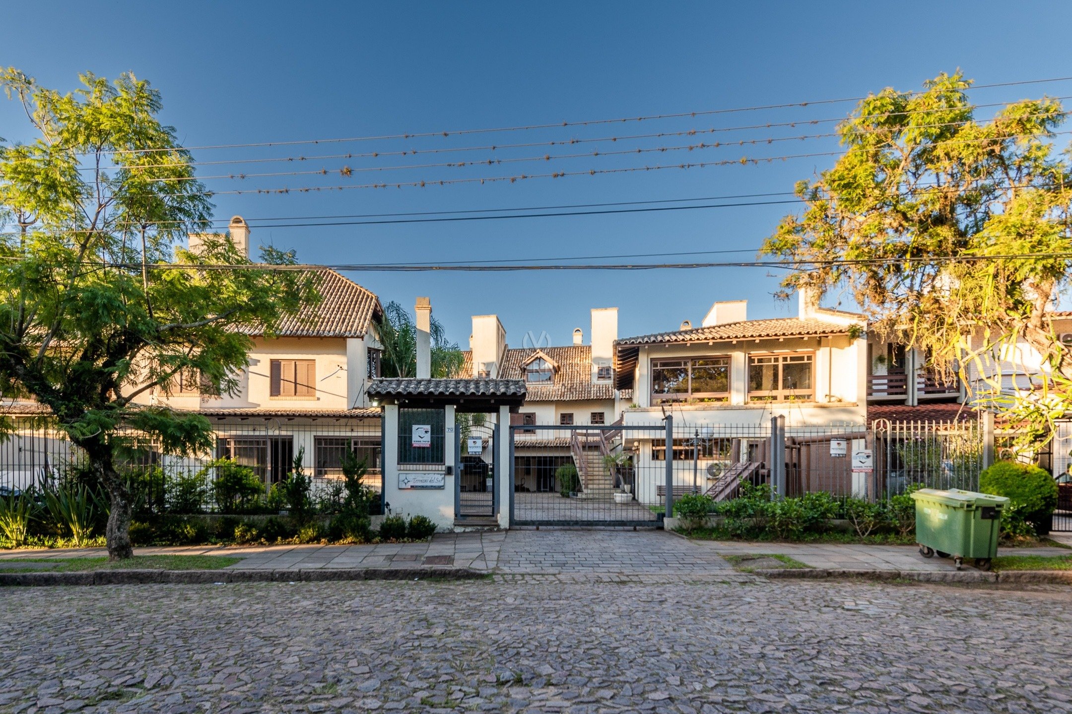 Casa em Condomínio à venda com 3 dormitórios, 254m² e 3 vagas no bairro Vila Assunção, Zona Sul de Porto Alegre
