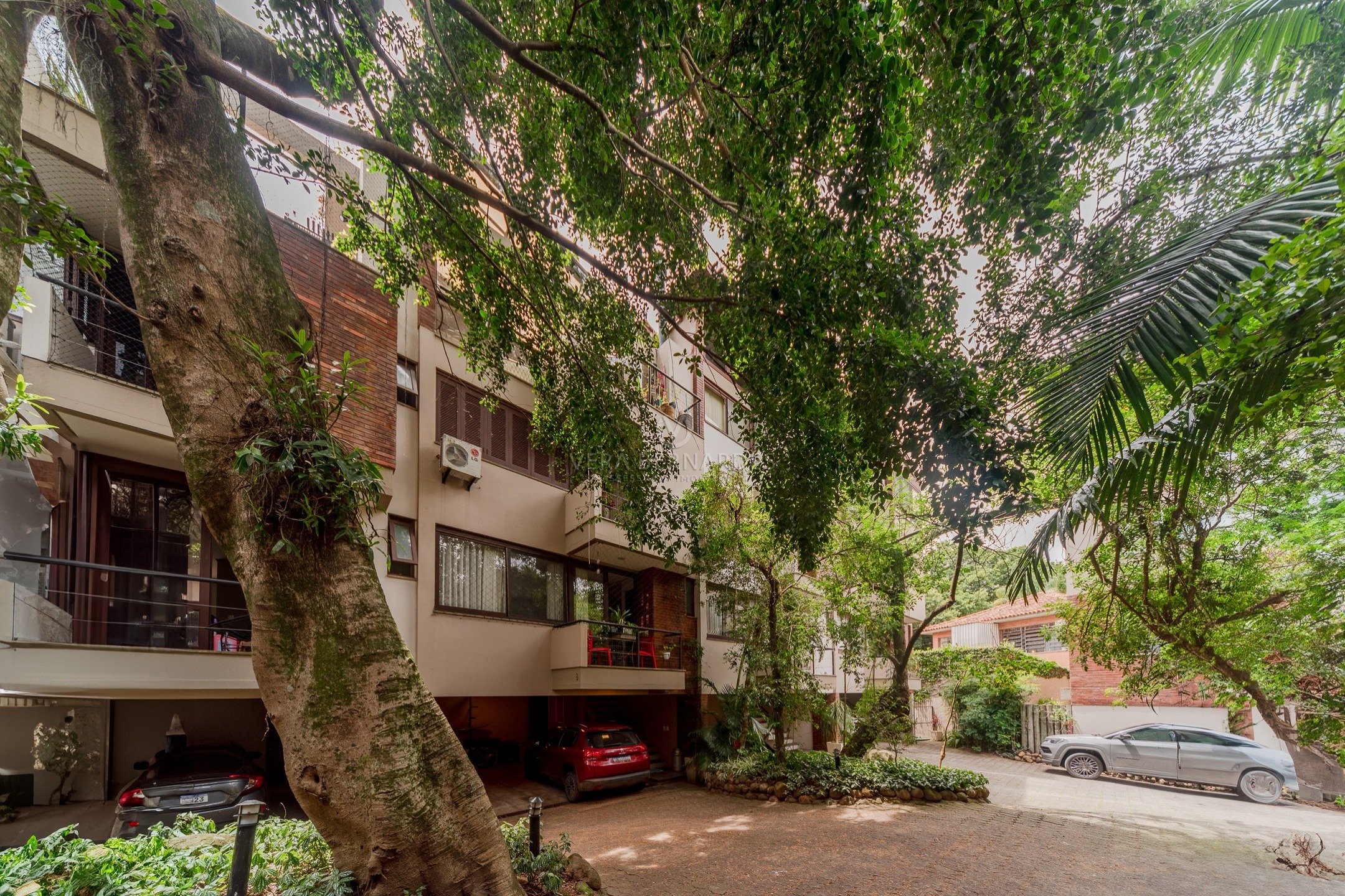 Casa em Condomínio à venda com 3 dormitórios, 199m² e 2 vagas no bairro Vila Assunção, Zona Sul de Porto Alegre