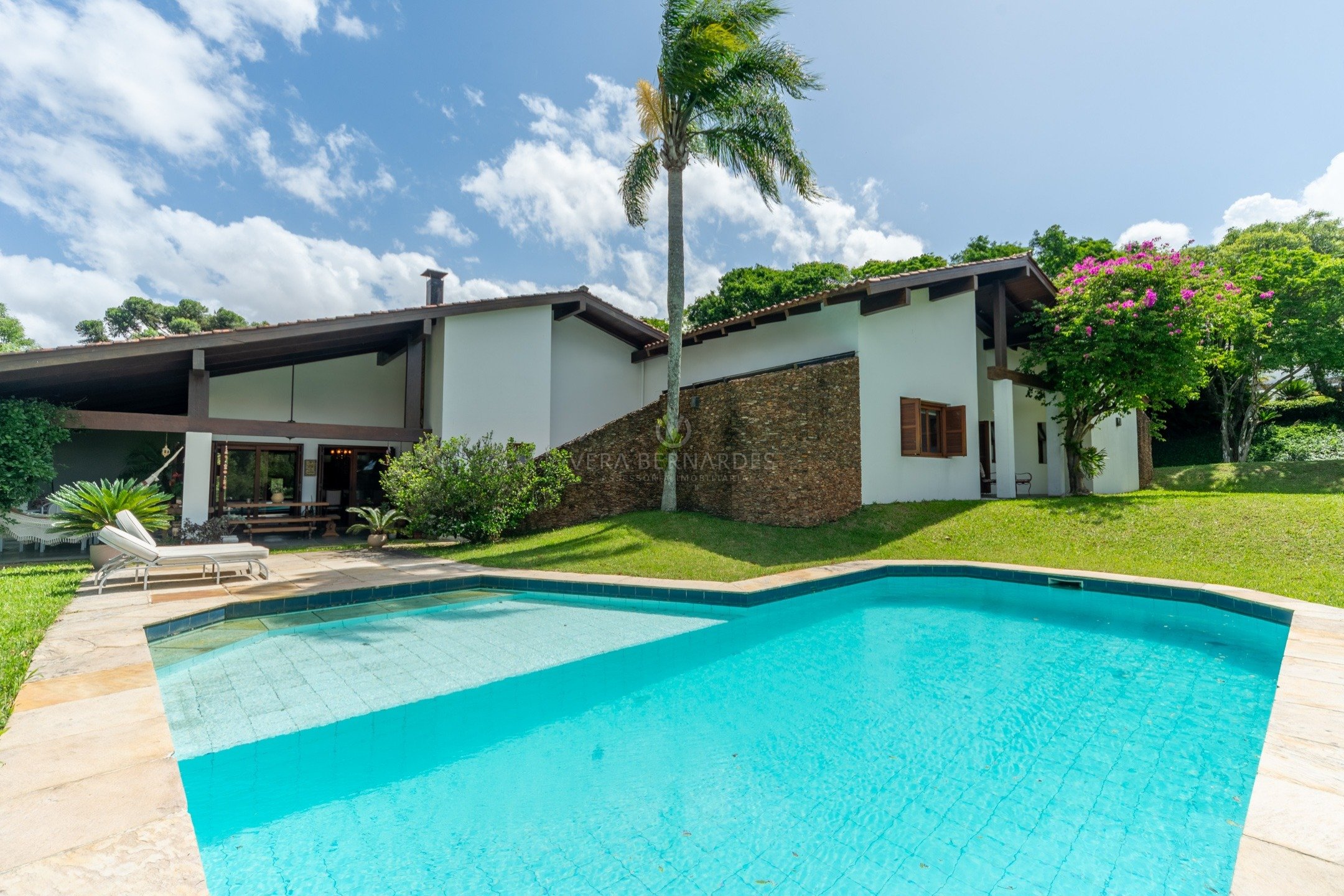 Casa em Condomínio à venda com 3 dormitórios, 388m² e 6 vagas no bairro Jardim do Sol, Zona Sul de Porto Alegre