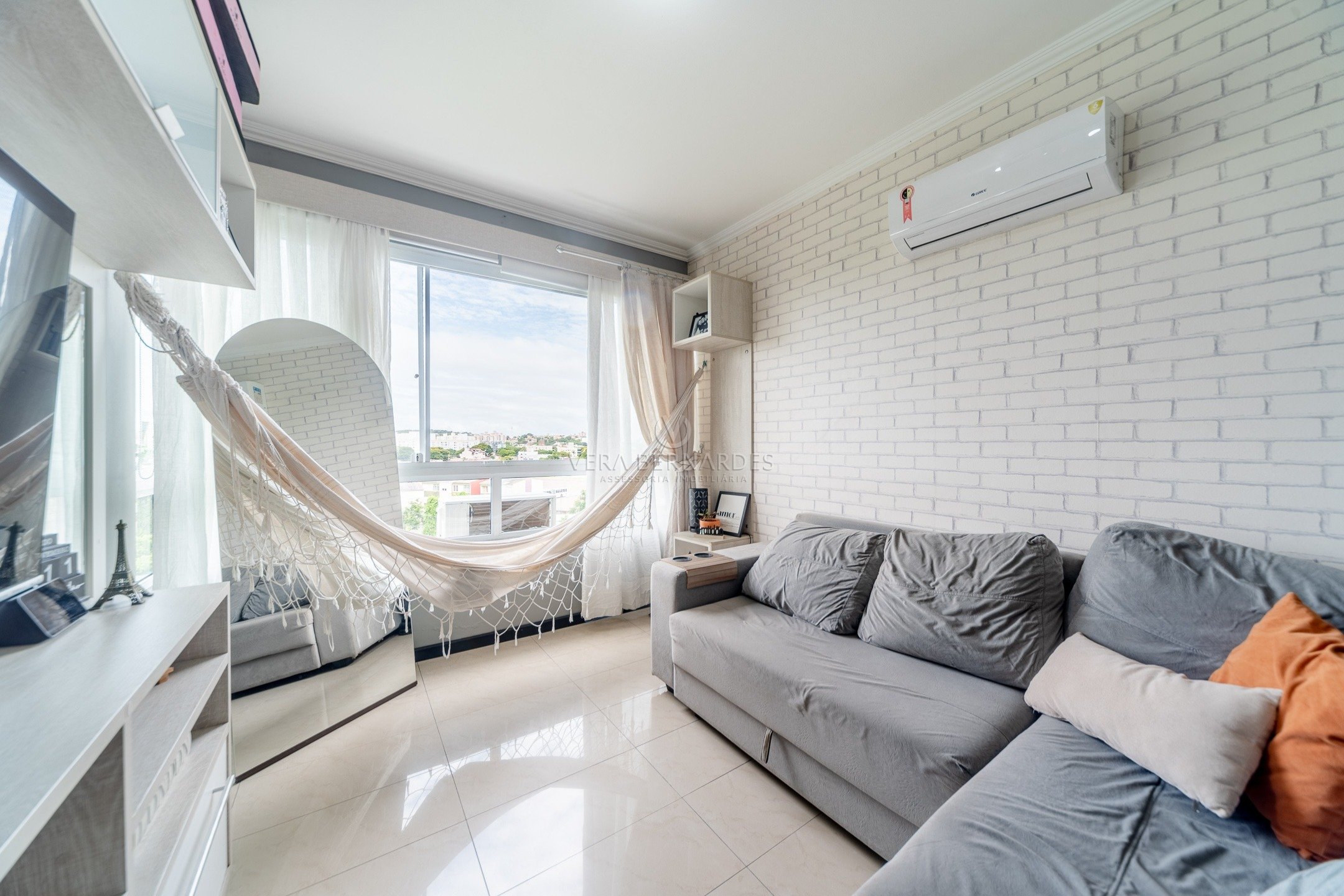 Apartamento à venda com 2 dormitórios, 71m² e 1 vaga no bairro Cavalhada, Zona Sul de Porto Alegre