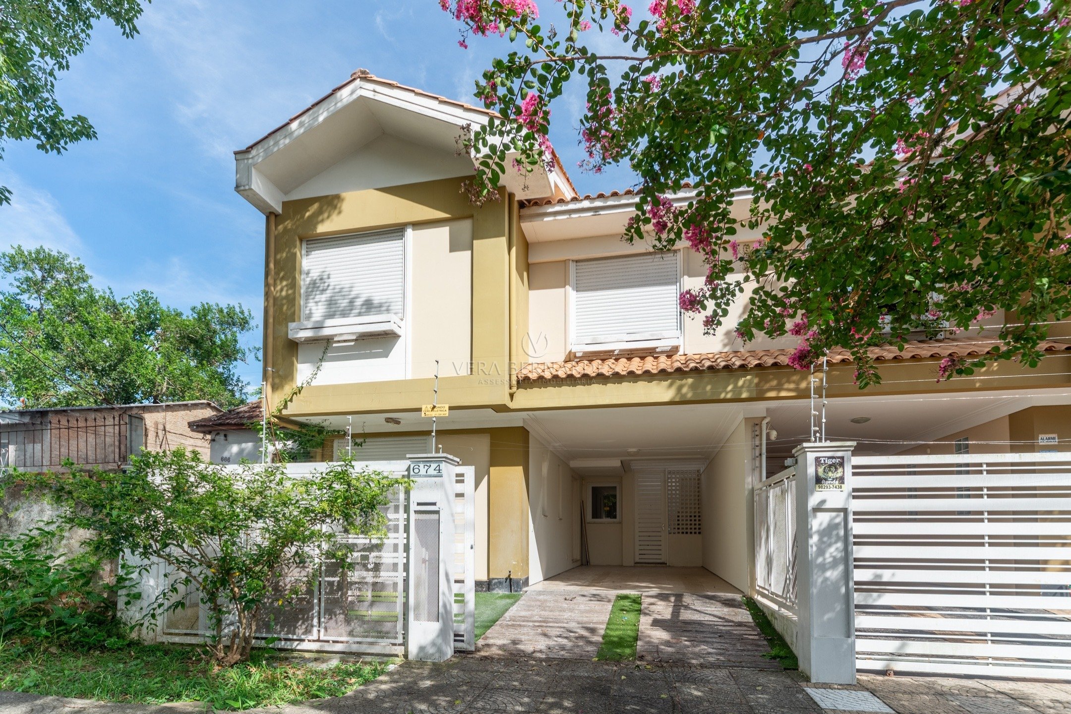 Casa à venda com 2 dormitórios, 132m² e 2 vagas no bairro Nonoai, Zona Sul de Porto Alegre