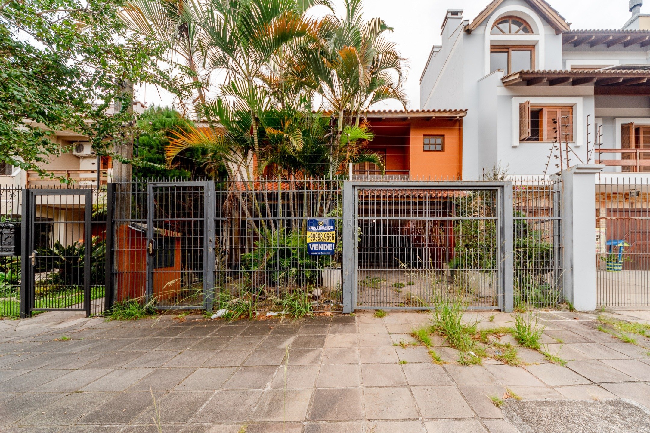 Casa à venda com 3 dormitórios, 162m² e 2 vagas no bairro Imperial Park, Zona Sul de Porto Alegre