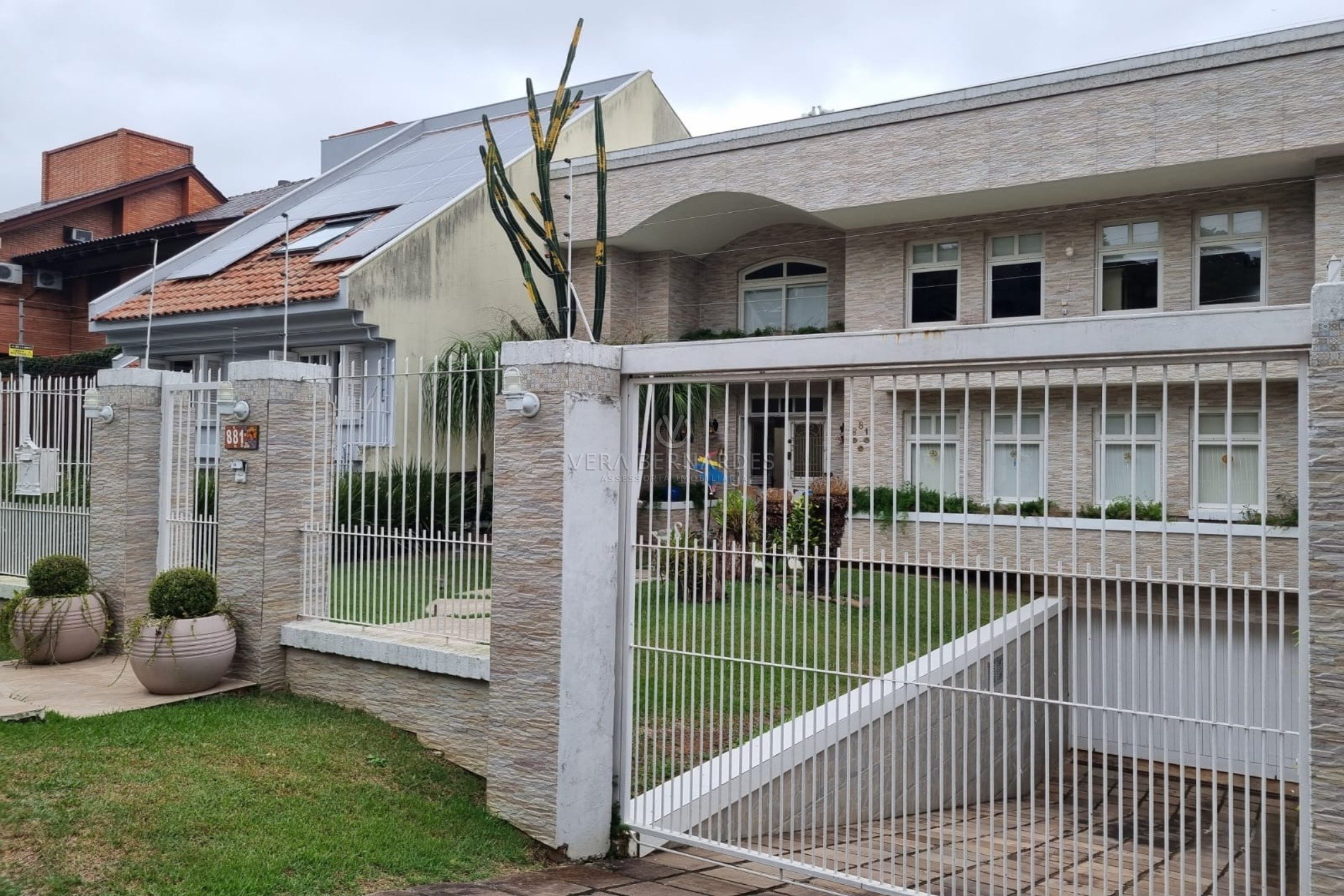 Casa à venda com 3 dormitórios, 450m² e 4 vagas no bairro Jardim Isabel, Zona Sul de Porto Alegre