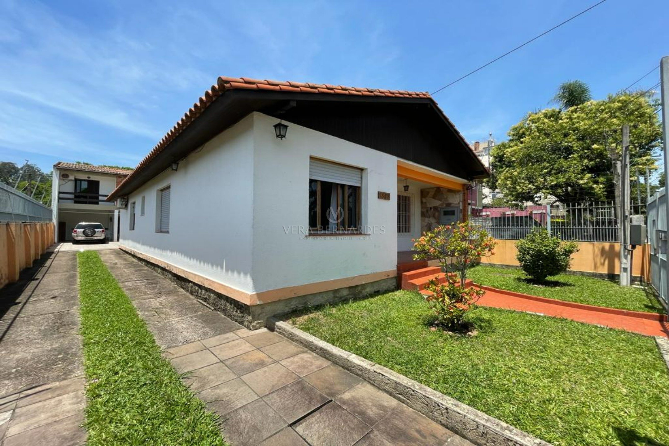 Casa à venda com 4 dormitórios, 254m² e 4 vagas no bairro Tristeza, Zona Sul de Porto Alegre