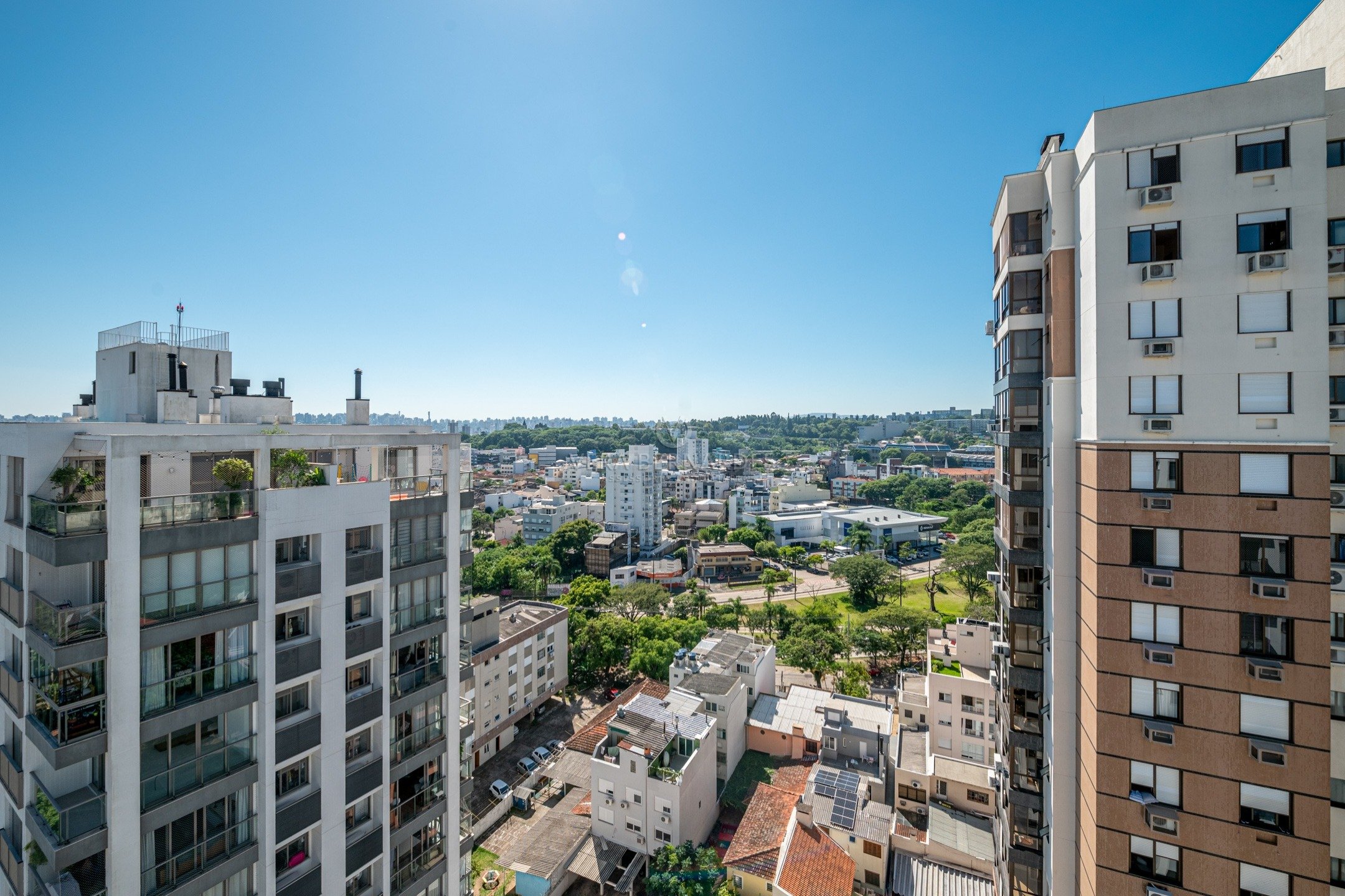 Apartamento à venda com 2 dormitórios, 82m² e 2 vagas no bairro Menino Deus, Zona Sul de Porto Alegre