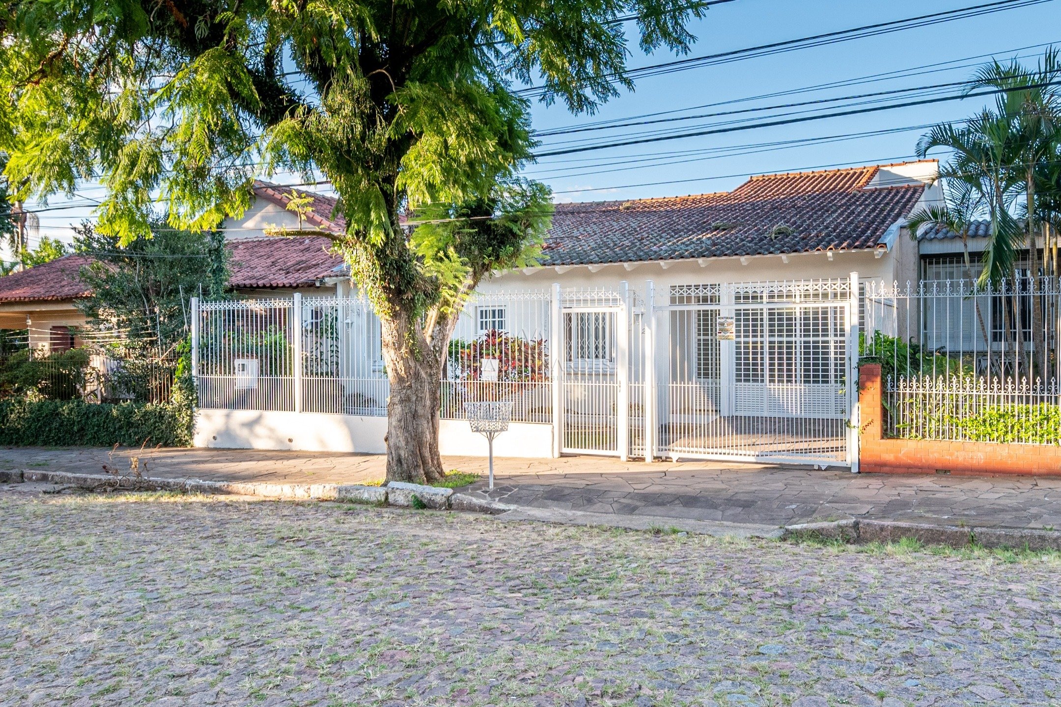 Casa Térrea à venda com 4 dormitórios, 273m² e 2 vagas no bairro Nonoai, Zona Sul de Porto Alegre