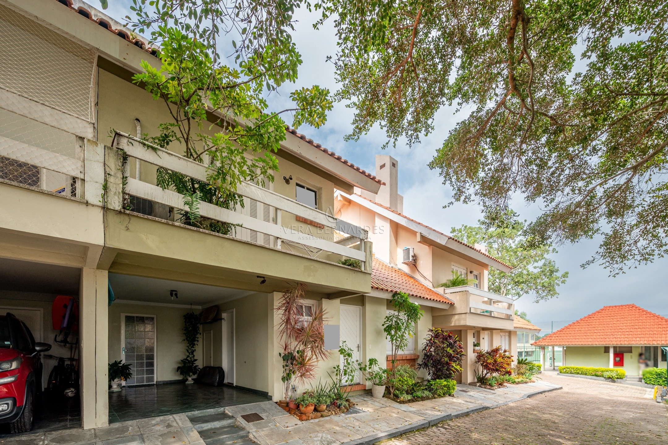 Casa em Condomínio à venda com 3 dormitórios, 171m² e 2 vagas no bairro Tristeza, Zona Sul de Porto Alegre