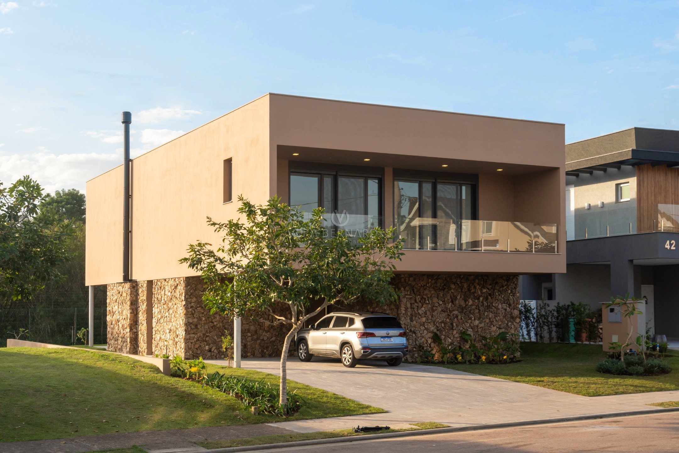 Casa em Condomínio à venda com 4 dormitórios, 330m² e 2 vagas no bairro Alphaville, Zona Sul de Porto Alegre