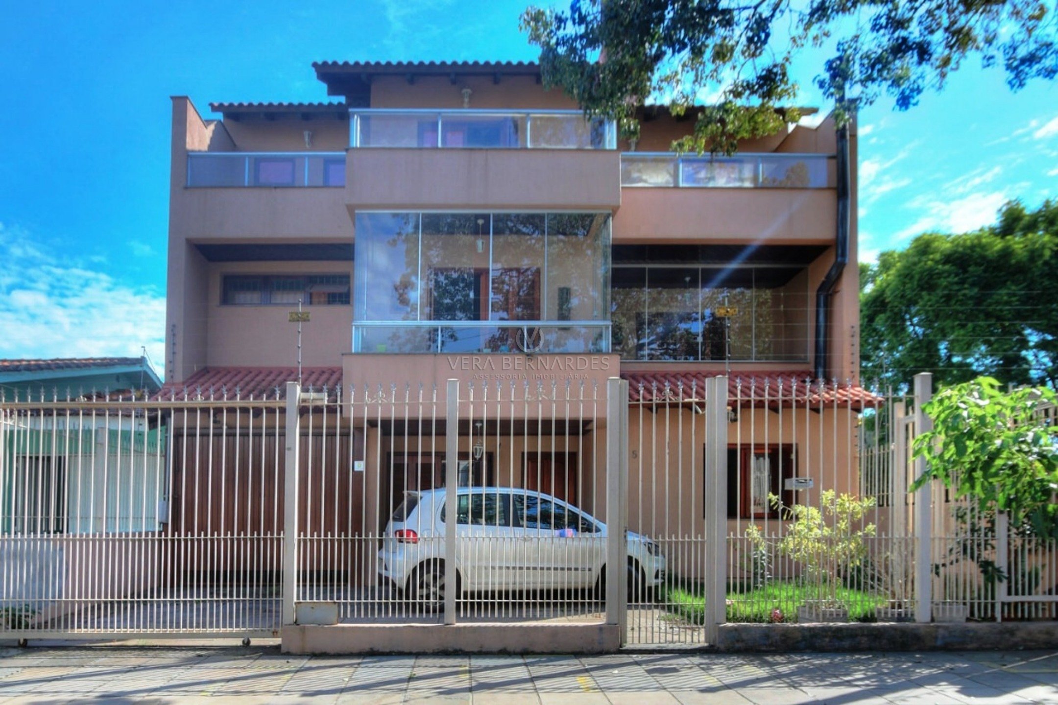 Casa à venda com 5 dormitórios, 324m² e 6 vagas no bairro Tristeza, Zona Sul de Porto Alegre