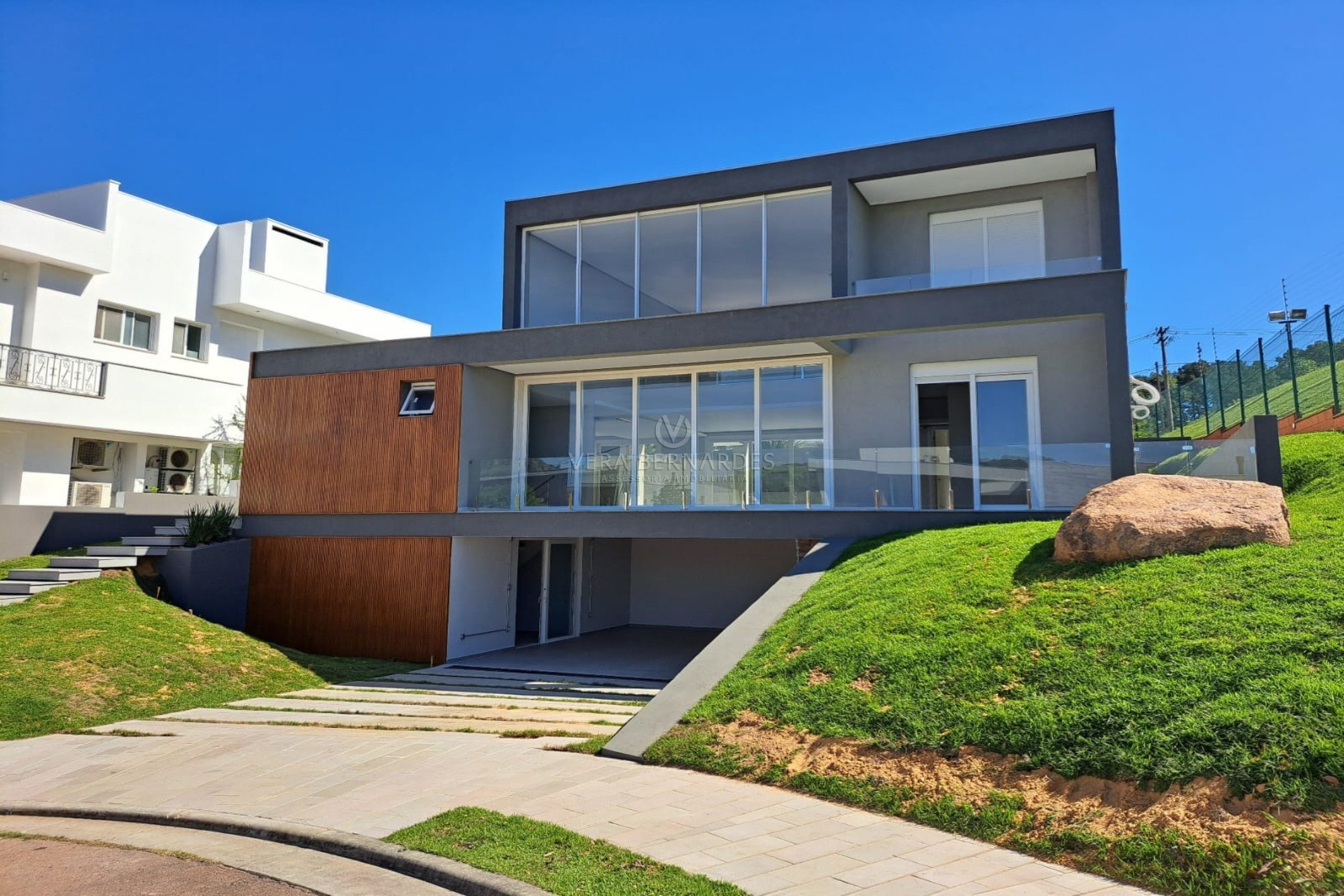 Casa em Condomínio à venda com 3 dormitórios, 299m² e 4 vagas no bairro Alphaville, Zona Sul de Porto Alegre