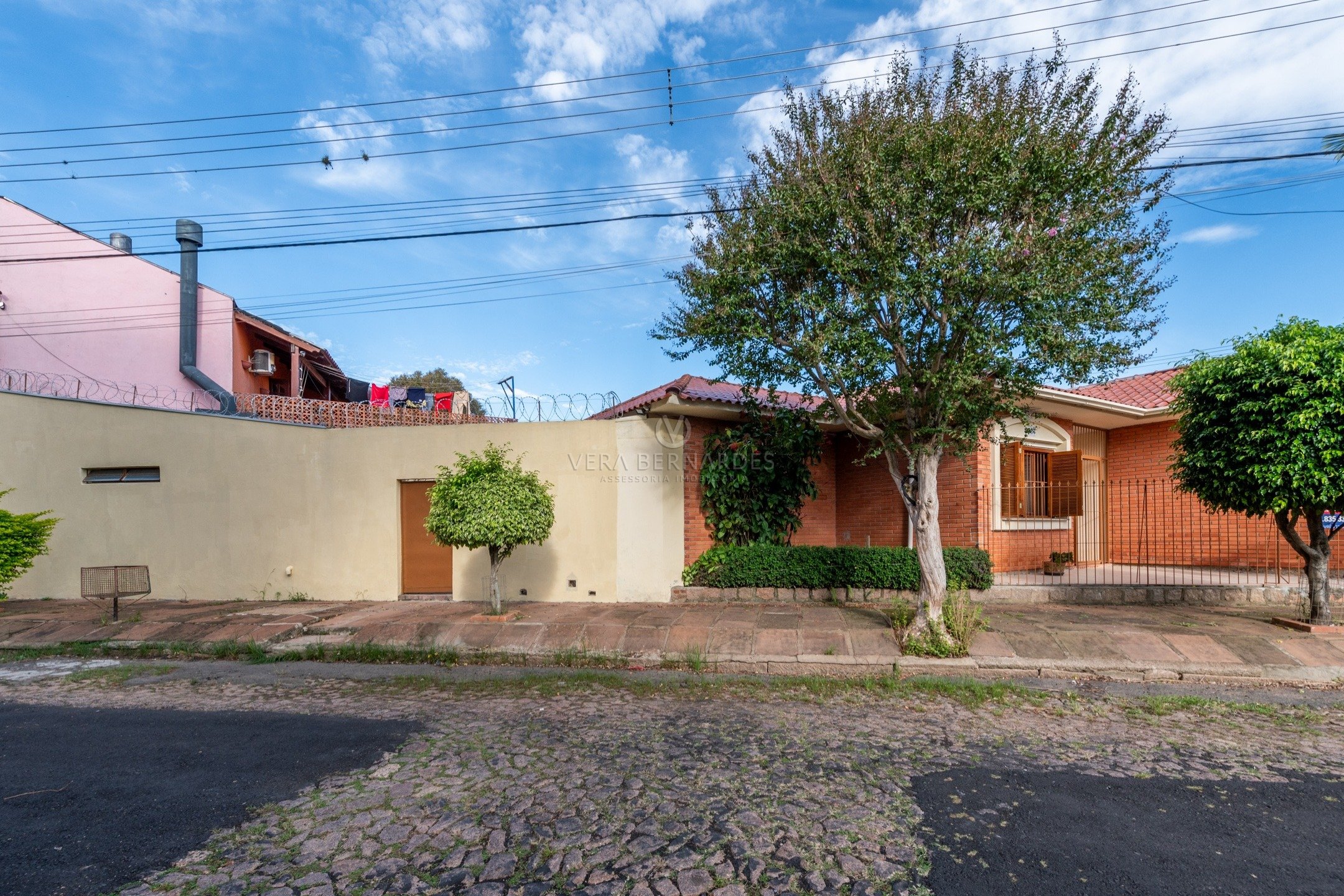 Casa Térrea à venda com 3 dormitórios, 138m² e 2 vagas no bairro Guarujá, Zona Sul de Porto Alegre