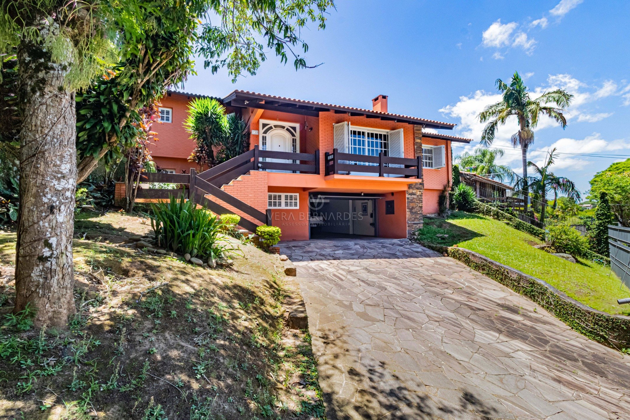 Casa à venda com 4 dormitórios, 450m² e 3 vagas no bairro Jardim Isabel, Zona Sul de Porto Alegre