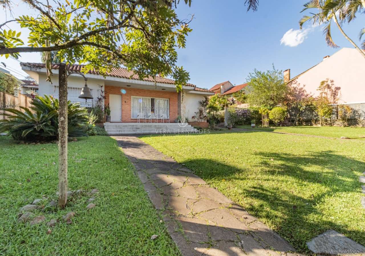 Casa Térrea à venda com 3 dormitórios, 200m² e 4 vagas no bairro Jardim Isabel, Zona Sul de Porto Alegre